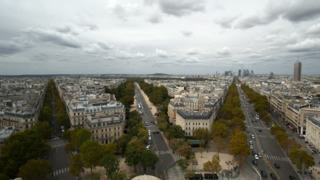 Einem-breiten-Winkel-Ansicht-von-Paris-La-dichten-aus-dem-Arc-de-Triumph