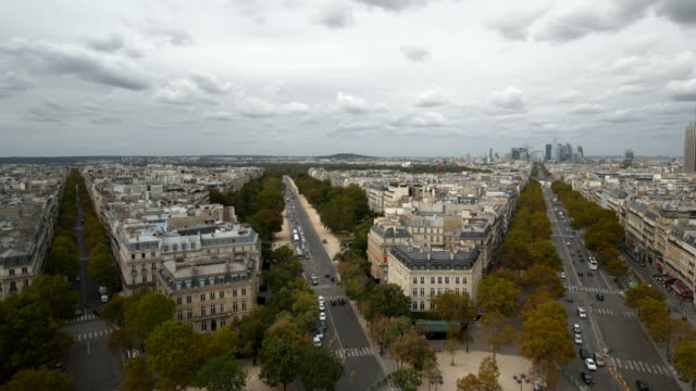 Eine-Weitwinkelaufnahme-des-Paris-La-dicht-mit-Zoomen