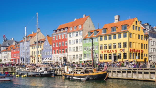 Hito-de-muelle-de-Nyhavn-con-multitud-de-turismo-en-Copenhague,-Dinamarca
