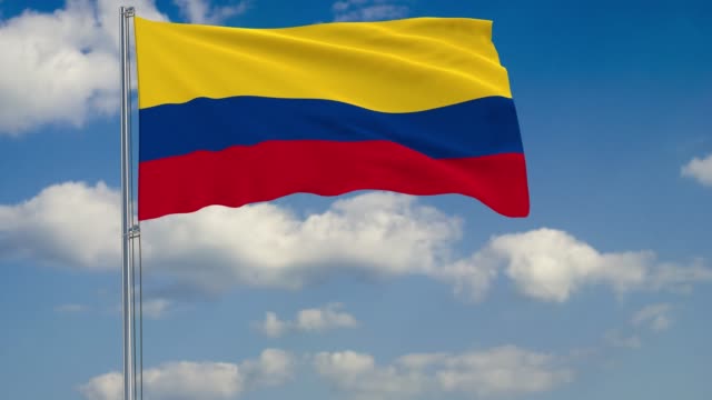 Flagge-Kolumbiens-vor-Hintergrund-Wolken-am-blauen-Himmel-schweben