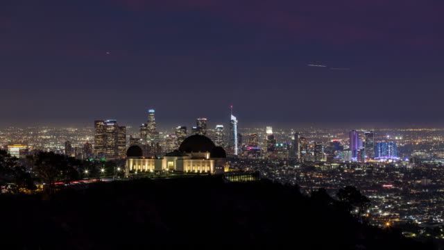 Die-Innenstadt-von-Los-Angeles-und-Griffith-Observatory-klare-Nacht-Zeitraffer