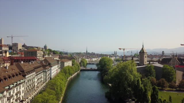día-soleado-zurich-ciudad-centro-río-aérea-Suiza-panorama-4k