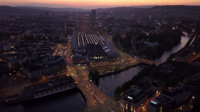Sonnenuntergang-Himmel-Beleuchtung-Zürich-City-Center-Verkehr-Fluss-Brücke-Panorama-4k-Schweiz
