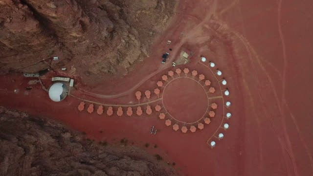 Luftaufnahme-der-Zelte-und-Kuppelzelte-entlang-der-Felsen-in-der-Wüste-Wadi-Rum,-Jordanien