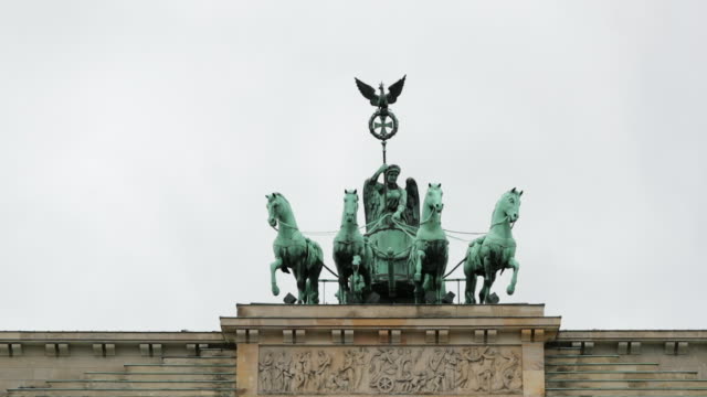 Brandenburger-gate-chariot-landmark-in-Berlin,-Tourist-European-attraction