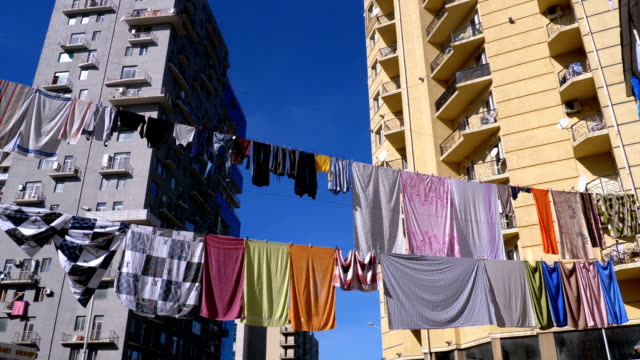Kleidung-aufhängen-und-trocknen-an-einem-Seil-auf-einem-mehrstöckigen-Gebäude-in-einem-Armenviertel-der-Stadt