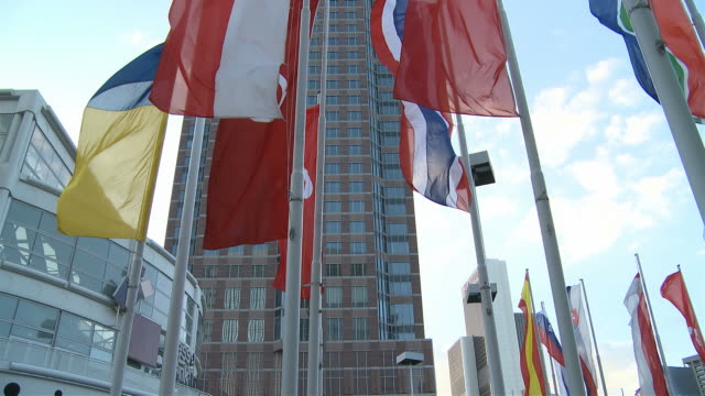 Banderas-en-el-Messe-en-Frankfurt-con-rascacielos-de-Messeturm-en-la-espalda