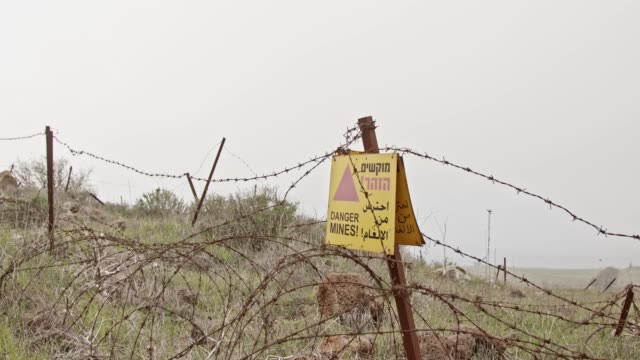 Minefield-warning-sign-in-the-Golan-Heights-in-the-Syria-Israel-border