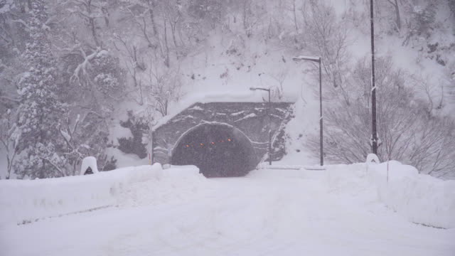Winter-car-runway-tunnel-in-Japan