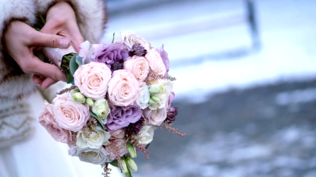close-up-wedding-bouquet-in-the-hands-of-the-bride.-winter-wedding