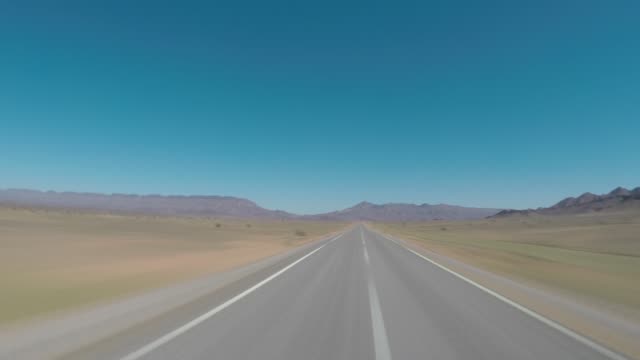 Sin-fisuras-bucle-movimiento-blure-POV-conducción-tirado-en-una-carretera-vacía