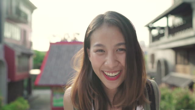Mujer-asiática-backpacker-esta-feliz-viajando-en-Beijing,-China,-mujer-de-blogger-adolescente-hermosa-alegre-caminando-a-Chinatown.-Estilo-de-vida-mochila-concepto-de-vacaciones-de-viajes-turísticos.