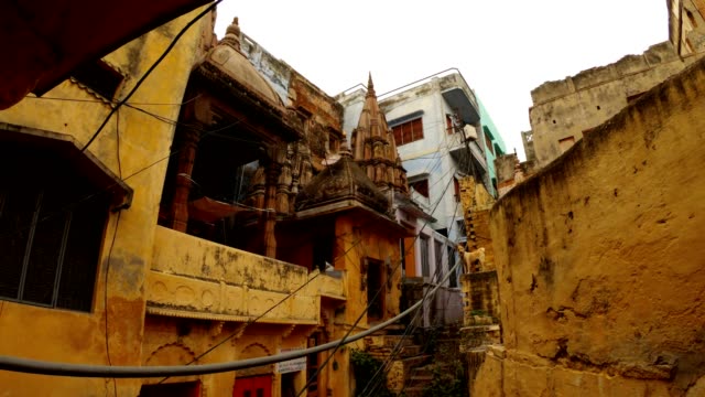 Slums-von-Varanasi-verflochten-Kabel-neue-und-alte-Strumptionskunden-Hund-an-der-Wand-in-der-Nähe-von-Manikarnika-ghat