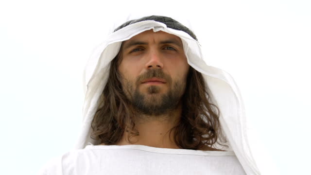 Guapo-árabe-masculino-mirando-a-la-cámara,-usando-keffiyeh,-ropa-tradicional