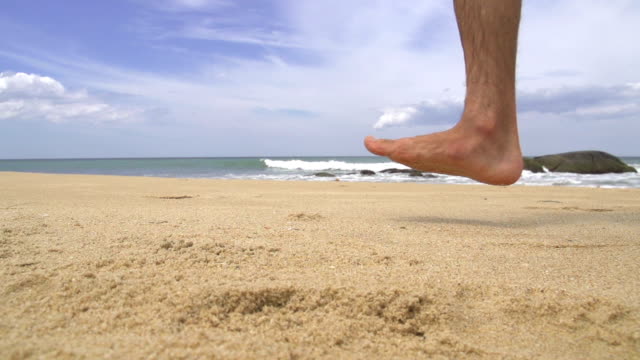 CÁMARA-LENTA:-Corriendo-en-una-playa-de-arena-en-agua
