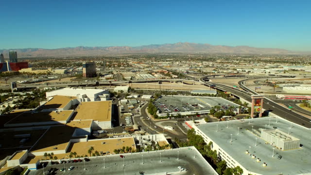 Vista-aérea-de-Las-Vegas-Strip-a-través-de-los-suburbios-de-la-autopista