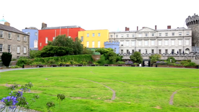 Dublin-Castle,-seen-from-the-park