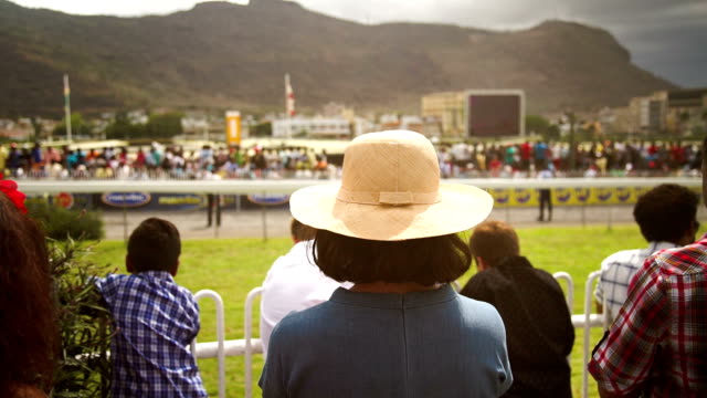 Mujer-con-sombrero-en-la-Isla-Mauricio-Turf-Club