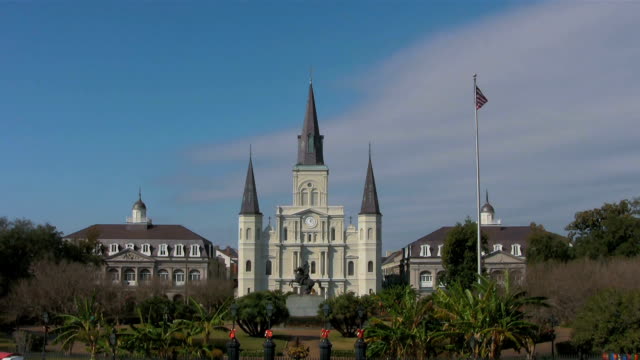 Ciudad-de-Nueva-Orleans,-la-catedral-de-St.-Louis,-y-nubes