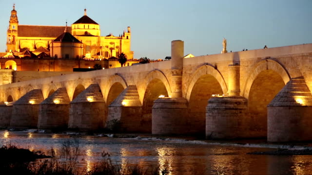 Cordoba,-Spanien-Stadt-in-die-römische-Brücke-und-eine-Moschee.
