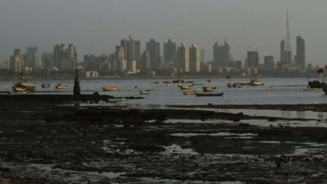 Mumbai-die-skyline-der-Stadt-und-Boote-in-den-Vordergrund.