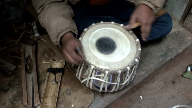 Handwerker-arbeiten-mit-neuen-und-tabla-Trommel-in-Varanasi,-Indien