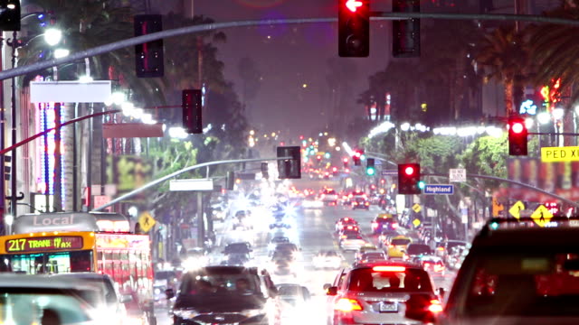 Zeitraffer-des-Hollywood-boulevard-Verkehr-nachts