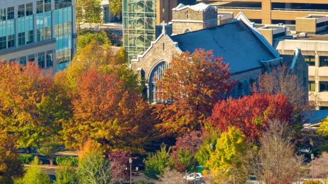 Primera-Congregational-iglesia-en-el-centro-de-la-ciudad-de-Asheville,-Carolina-del-Norte-durante-el-otoño
