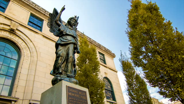Thomas-Wolfe-Memorial-ángel-estatua-en-Asheville,-Carolina-del-Norte