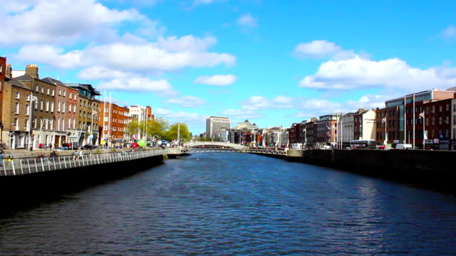Río-Liffey-y-de-la-ciudad-de-Dublín,-lapso-de-tiempo,-Irlanda