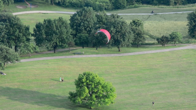 Menschen-lernen-Kitesurfen-im-park-München