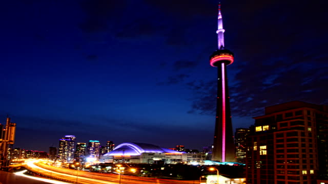 Timelapse-vista-de-noche-de-tráfico-en-Toronto