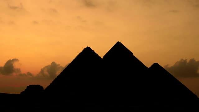 Lapso-de-tiempo.-Amanecer-sobre-las-pirámides-de-Giza,-en-Egipto.
