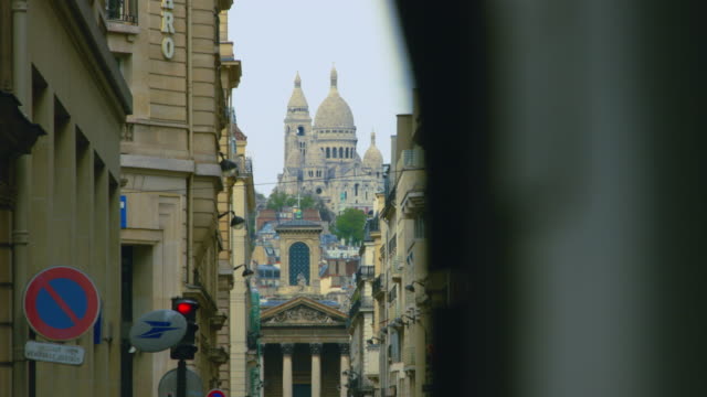 Traveling-on-churches-of-paris
