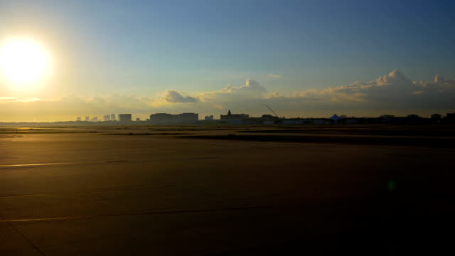 Skyline-von-Tampa-vom-Flughafen-bei-Sonnenaufgang