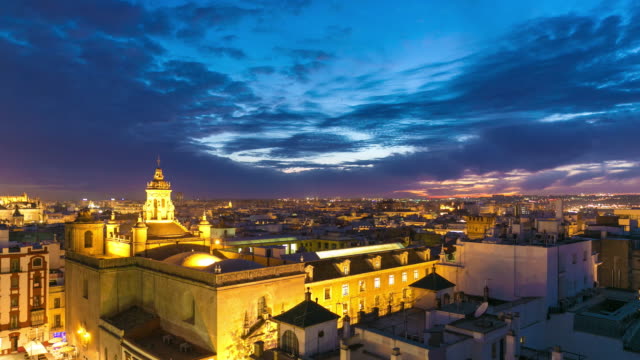 Luz-de-noche-puesta-de-sol-cielo-panorama-Sevilla-en-el-último-piso,-4-K-lapso-de-tiempo-de-España
