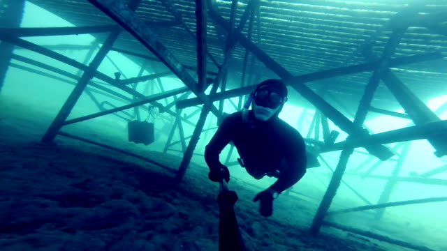 Freediver-explorar-una-gran-estructura-de-submarino