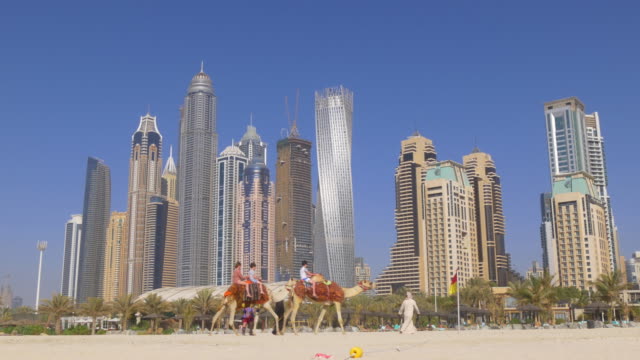 marina-de-dubai-verano-playa-edificios-panorama-4-k,-Emiratos-Árabes-Unidos