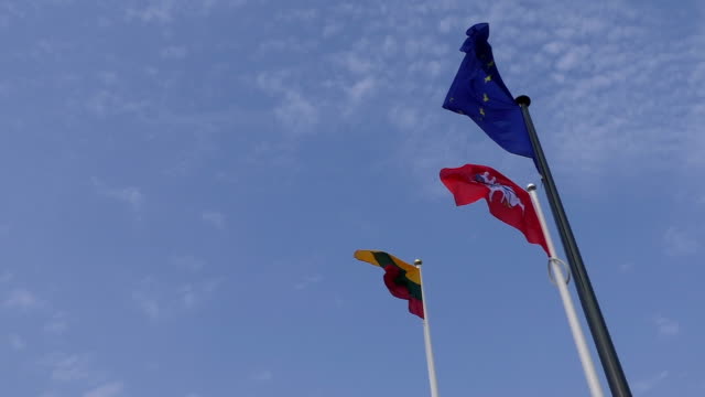 Nationalen-Litauische-und-der-Europäischen-Union-EU-Flagge-winken-gegen-Himmel
