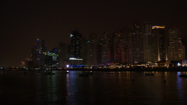 Emiratos-Árabes-Unidos-de-luz-de-noche-de-los-edificios-de-la-bahía-Marina-de-Dubai-Playa-4-K