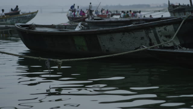 Boat-on-Ganges.