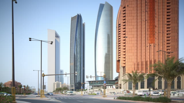 VAE-Sommertag-Abu-Dhabi-Straße-Verkehr-Kreuzung-Panorama-\"-4-k-Zeitraffer