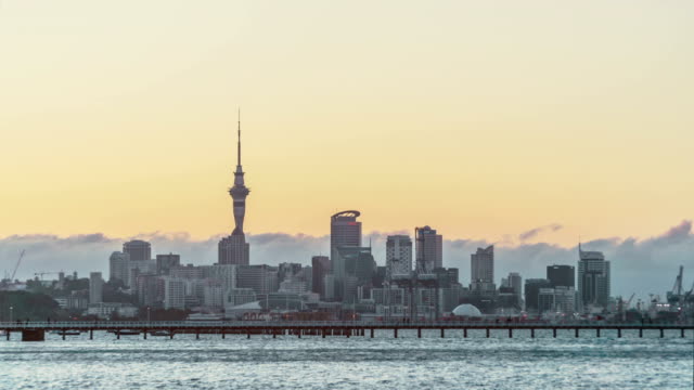 Auckland-Skyline-bei-Sonnenuntergang-(Zeitraffer)