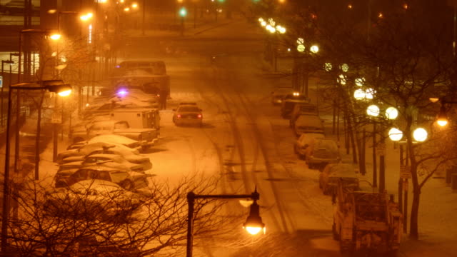 Timelapse-de-coches-moviéndose-en-calles-cubiertas-de-nieve-en-una-ciudad-durante-una-tormenta-de-nieve.