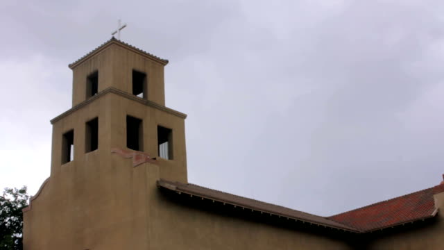 Inclinación-de-la-cámara-para-mostrar-una-iglesia-católica-de-Adobe-histórico