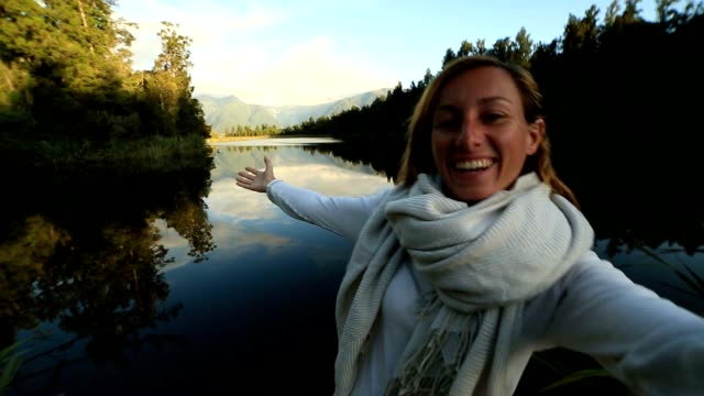 Frau-nimmt-Selbstportrait-am-Lake-Matheson,-NZ