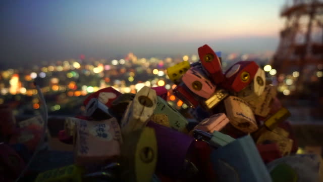 Cerradura-de-Torre-N-de-Seúl-Seul,-Corea-del-sur---julio-de-2016:-del-amor-con-vista-de-noche-romántica-de-cubierta-de-colina