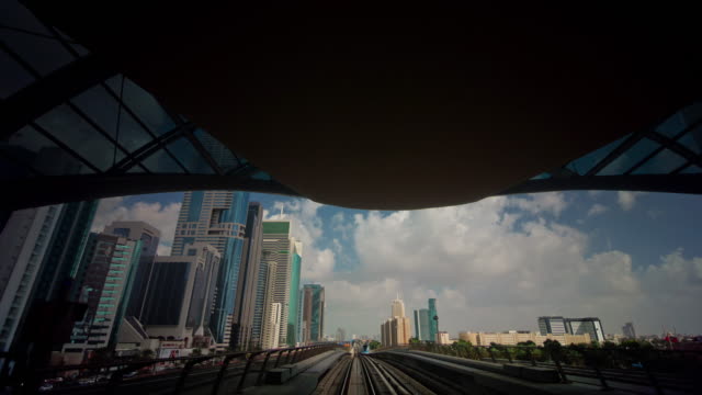 sonnigen-Tag-u-Bahn-fahren-quer-durch-Dubai-Stadt-4-k-Zeit-verfallen-Vereinigte-Arabische-Emirate