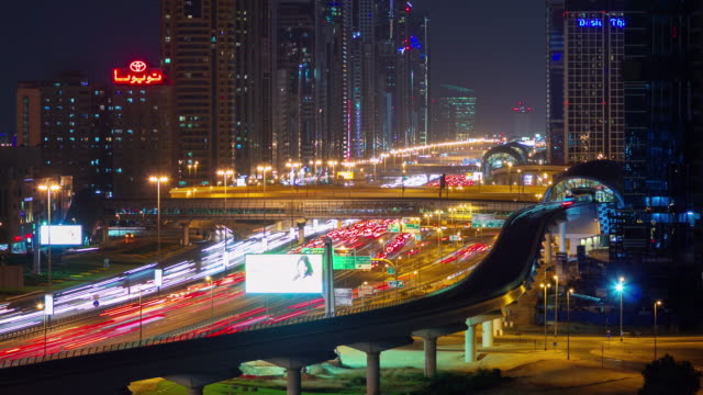 Dubai-Stadt-Maint-Straße-Verkehr-Nacht-Beleuchtung-Panorama-4-k-Zeit-verfallen-Vereinigte-Arabische-Emirate