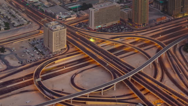 Sonnenuntergang-Nacht-Beleuchtung-Verkehr-Straße-Kreuzung-Dach-Draufsicht-4-k-Zeit-hinfällig,-Vereinigte-Arabische-Emirate